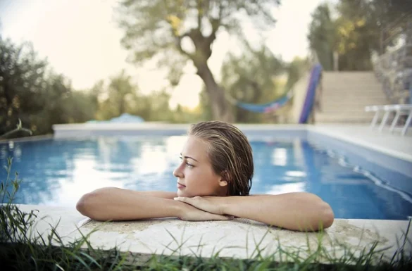 Soñar con una piscina